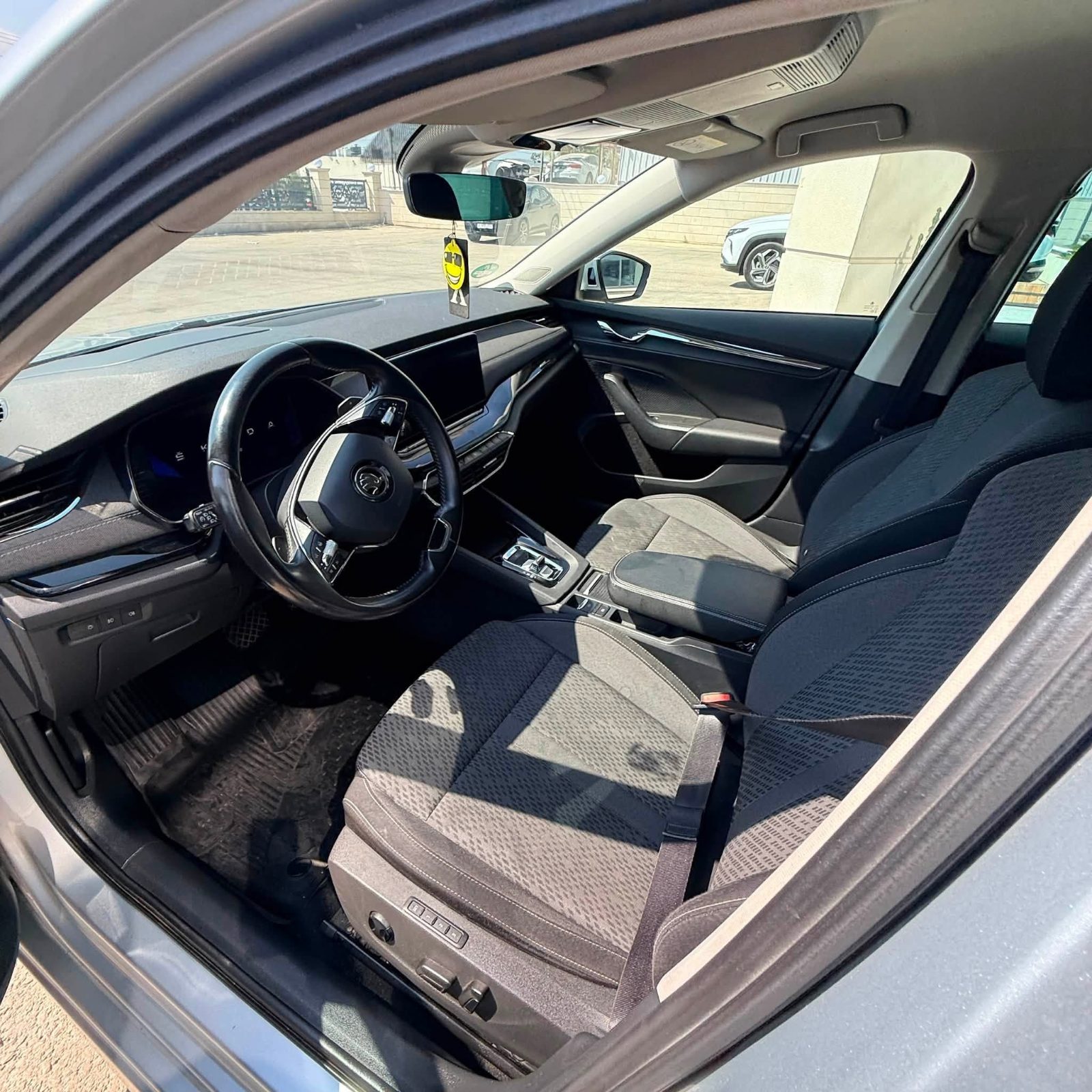SKODA OCTAVIA COMBI - صورة 9 من 10