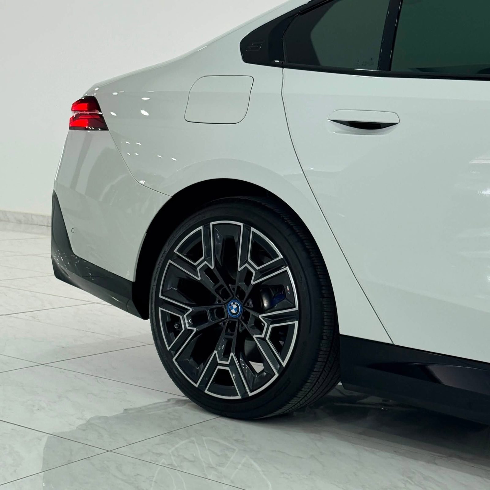 BMW 530e M//PAKIT PROO NIGHT PAKIT - صورة 8 من 30