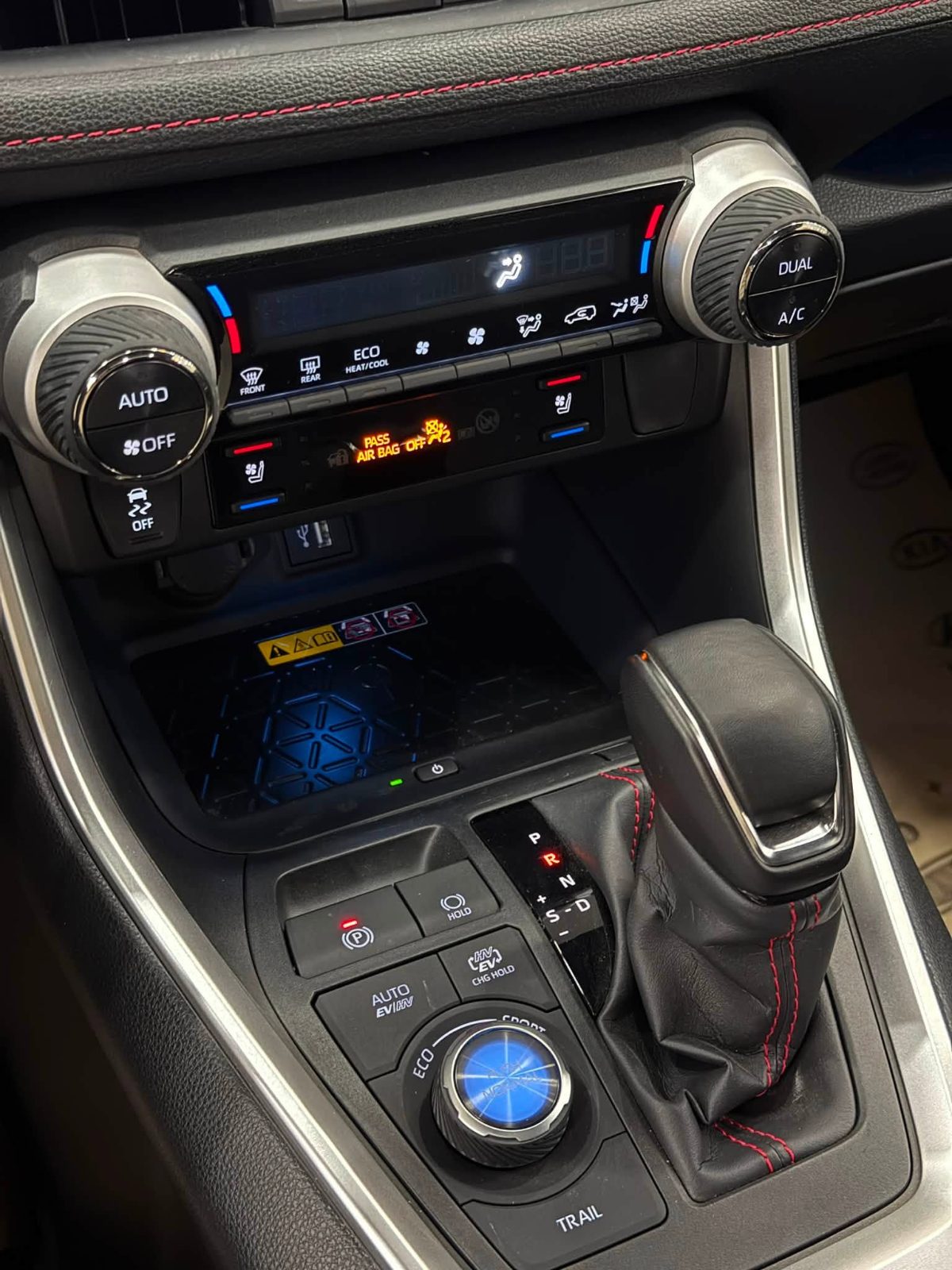 TOYOTA RAV 4 PLUG IN HYBRID STYLE - صورة 10 من 28