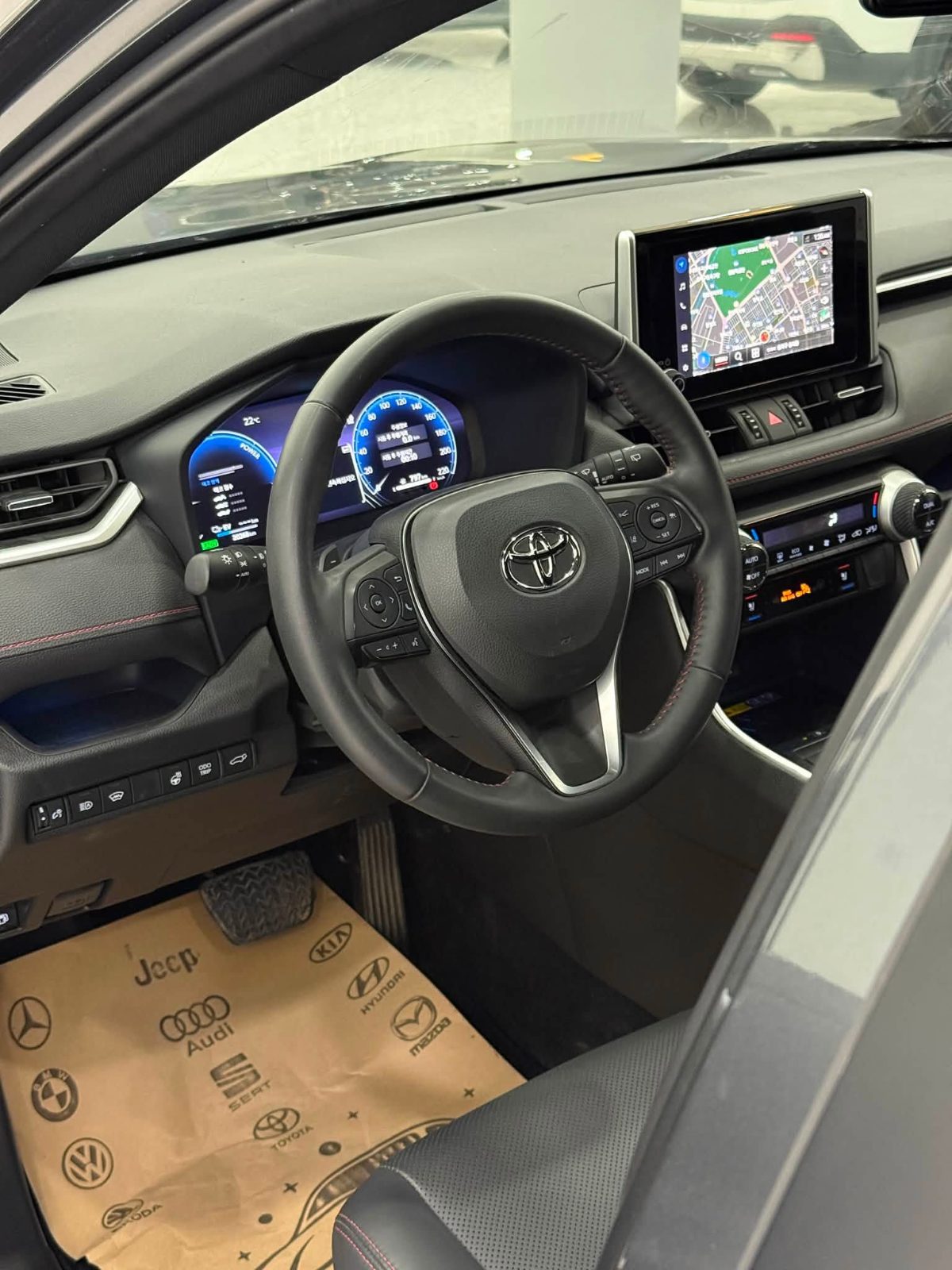 TOYOTA RAV 4 PLUG IN HYBRID STYLE - صورة 23 من 28