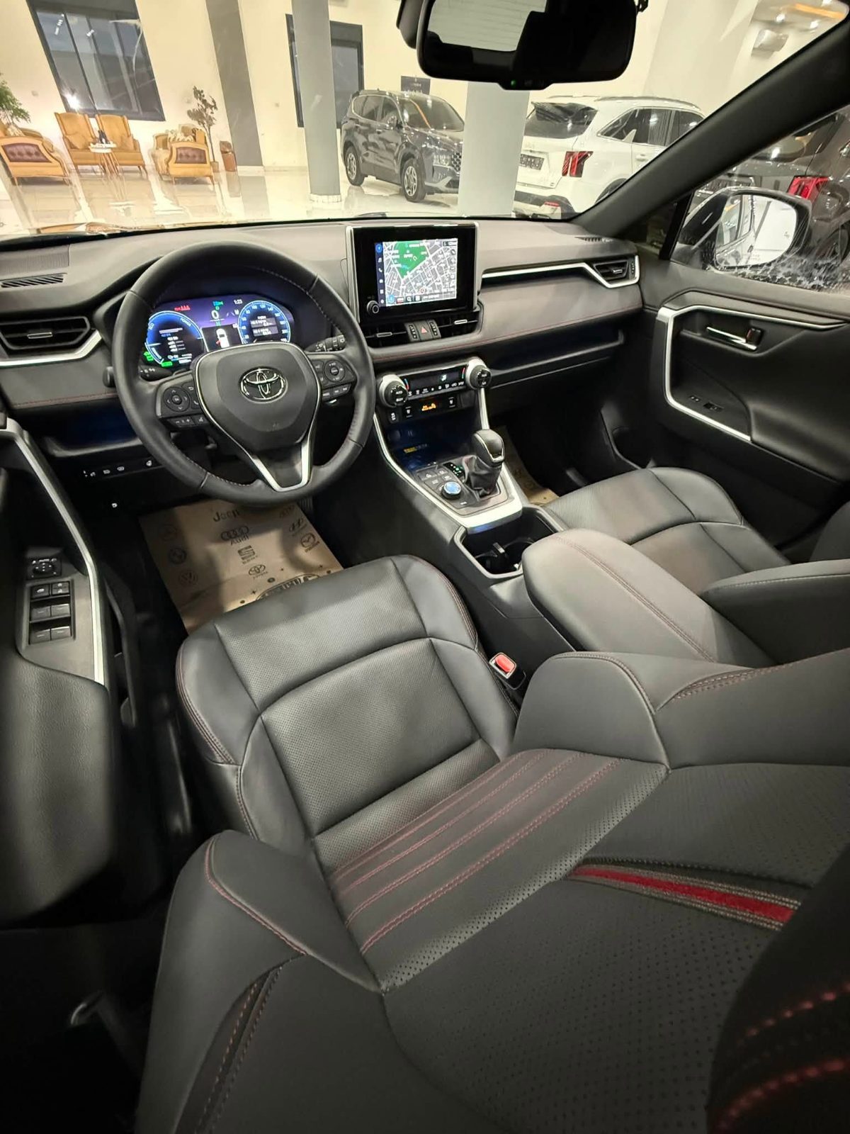 TOYOTA RAV 4 PLUG IN HYBRID STYLE - صورة 28 من 28