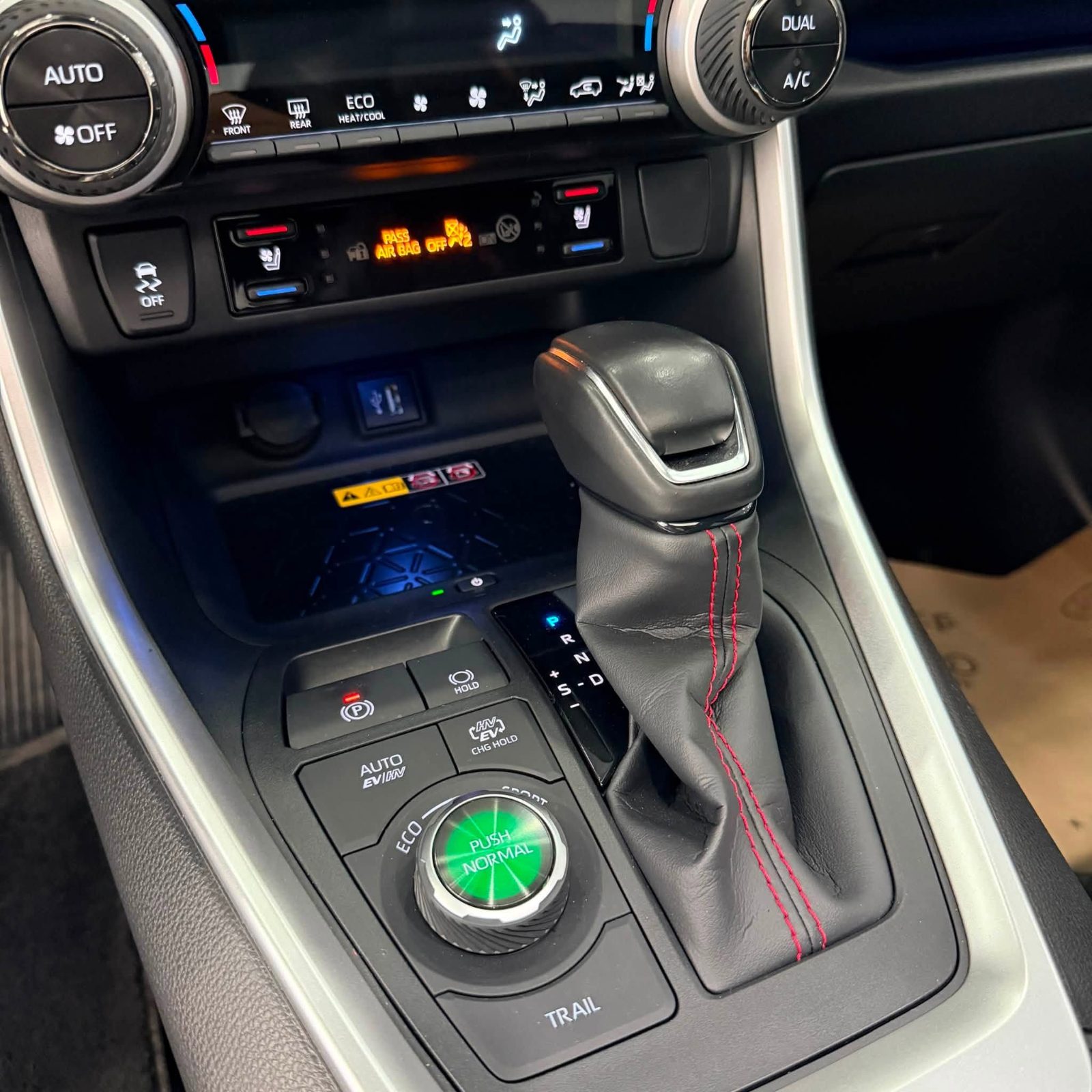 TOYOTA RAV 4 PLUG IN HYBRID STYLE - صورة 11 من 27