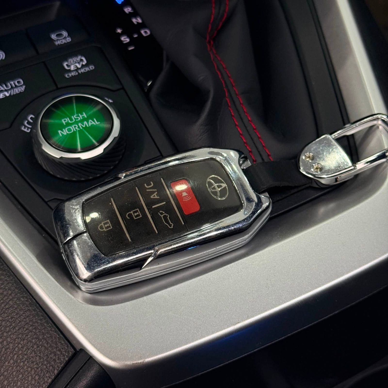TOYOTA RAV 4 PLUG IN HYBRID STYLE - صورة 12 من 27