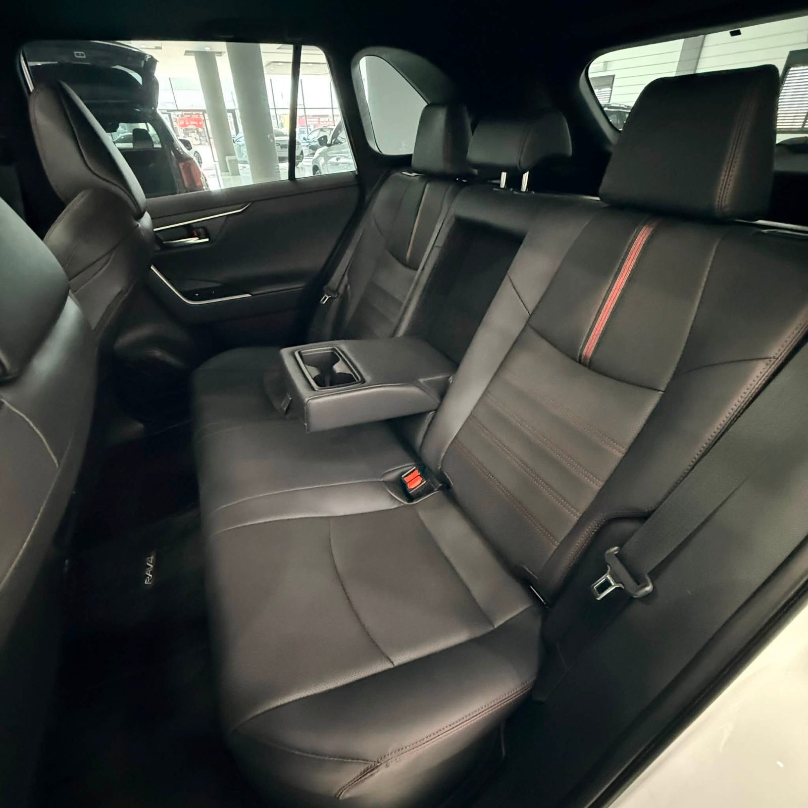 TOYOTA RAV 4 PLUG IN HYBRID STYLE - صورة 14 من 27