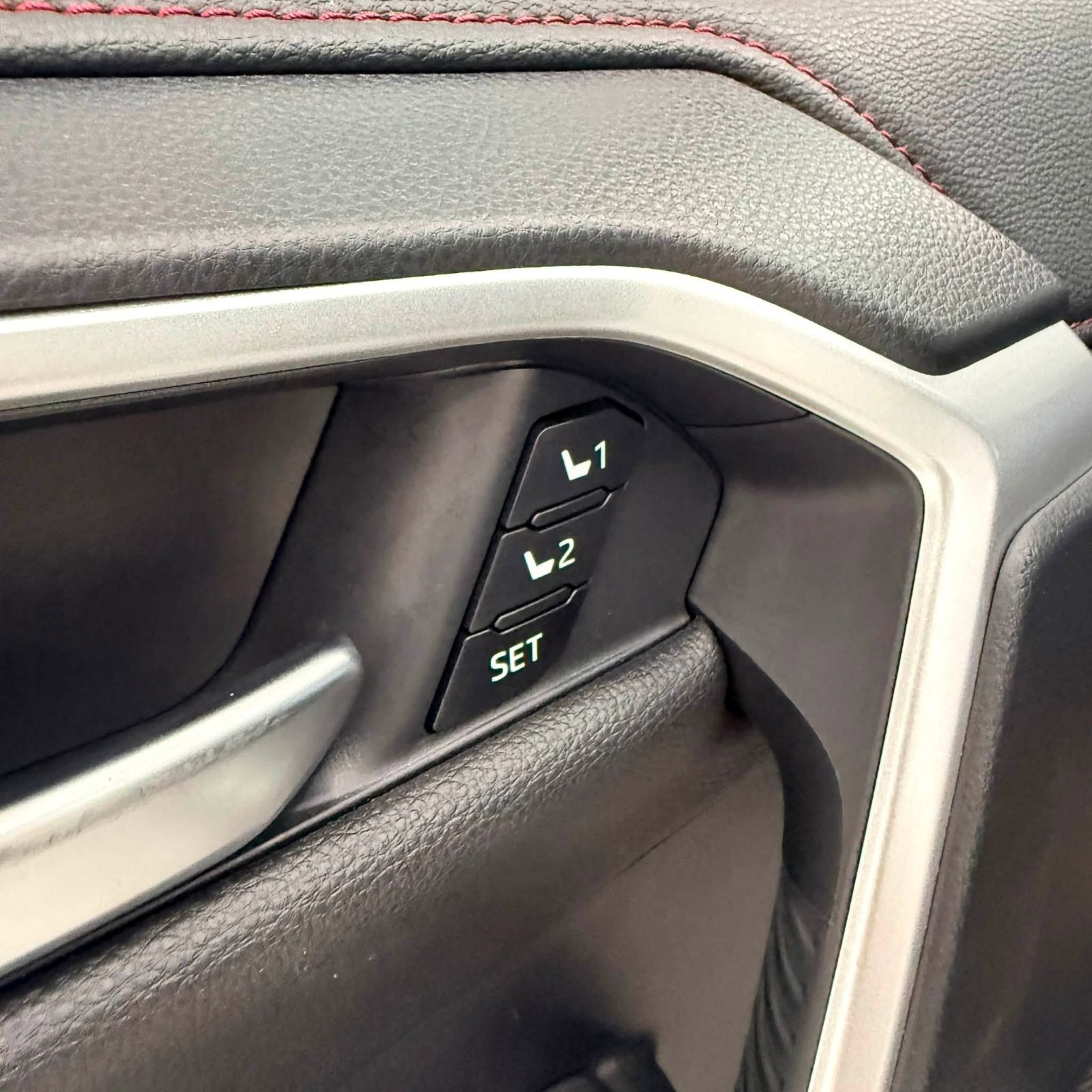 TOYOTA RAV 4 PLUG IN HYBRID STYLE - صورة 15 من 27