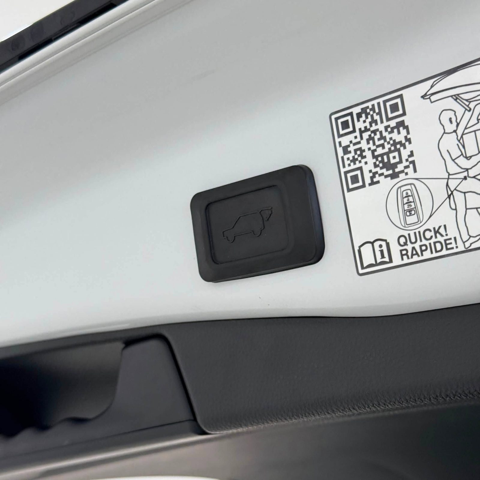 TOYOTA RAV 4 PLUG IN HYBRID STYLE - صورة 18 من 27