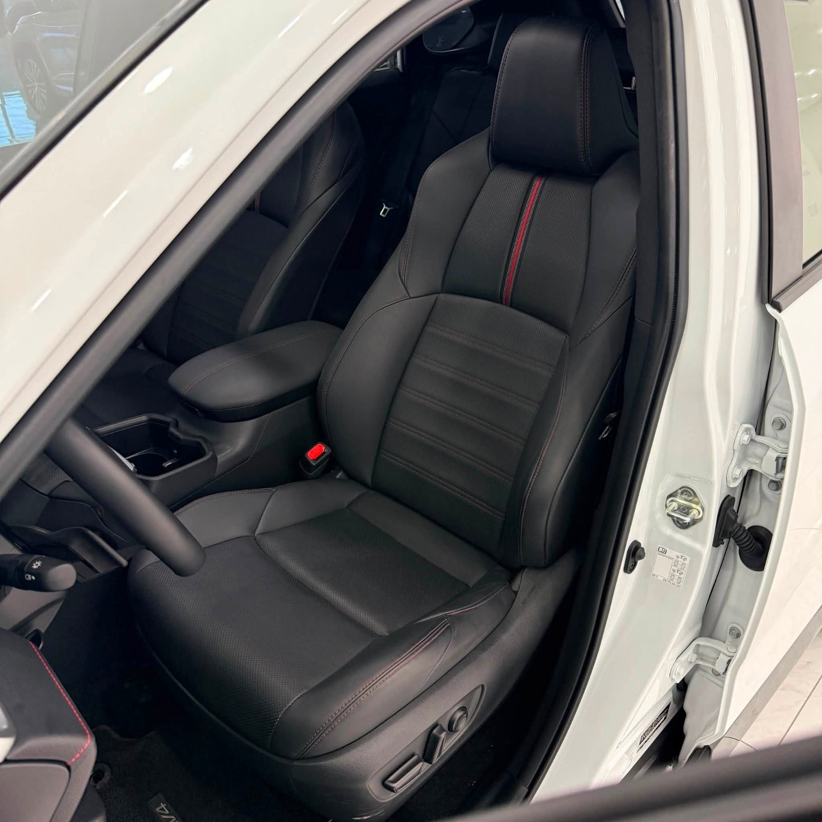 TOYOTA RAV 4 PLUG IN HYBRID STYLE - صورة 21 من 27