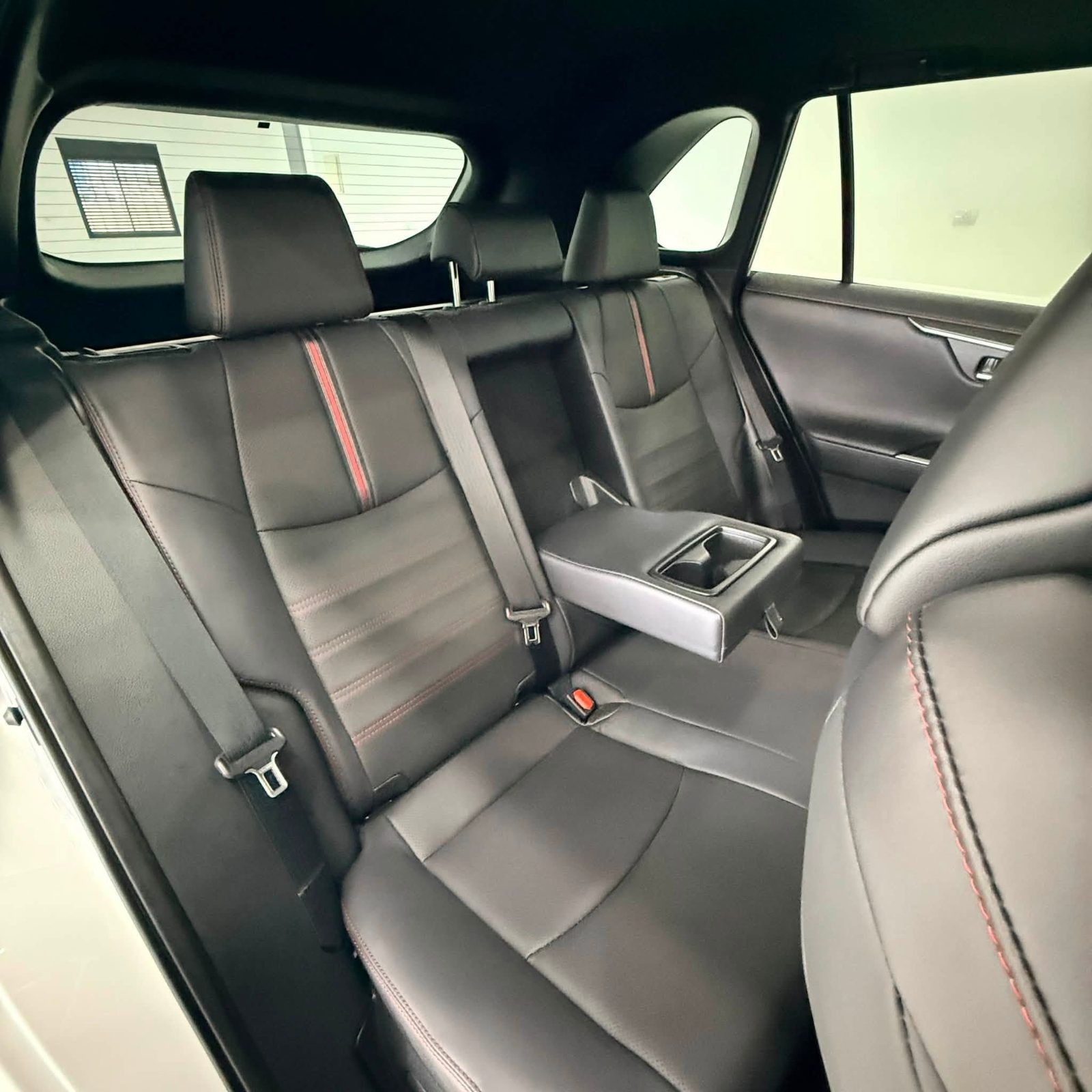 TOYOTA RAV 4 PLUG IN HYBRID STYLE - صورة 22 من 27