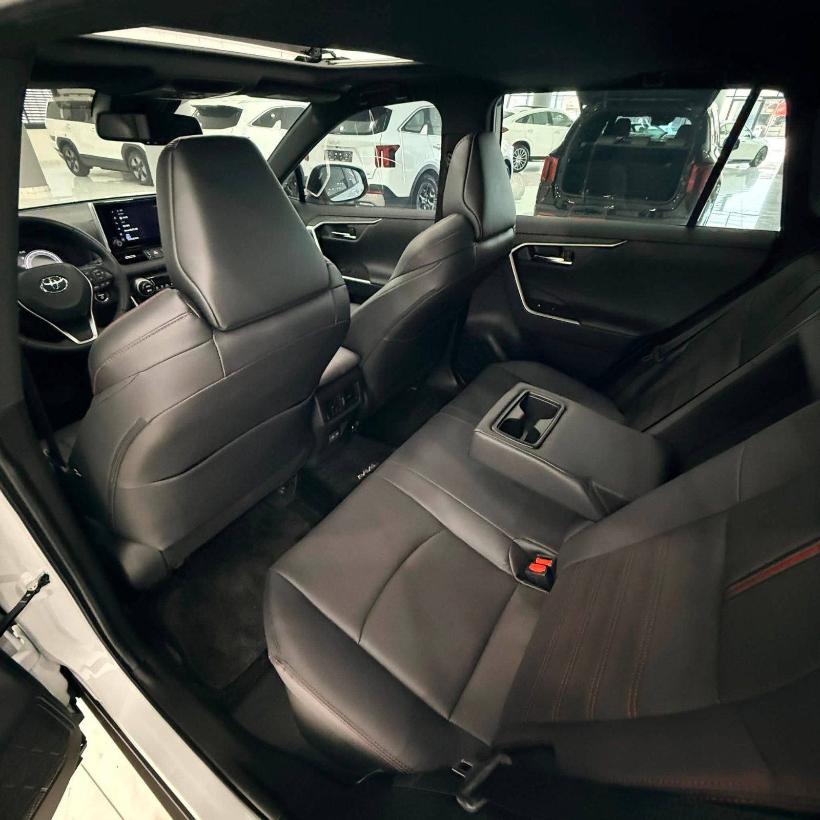 TOYOTA RAV 4 PLUG IN HYBRID STYLE - صورة 25 من 27