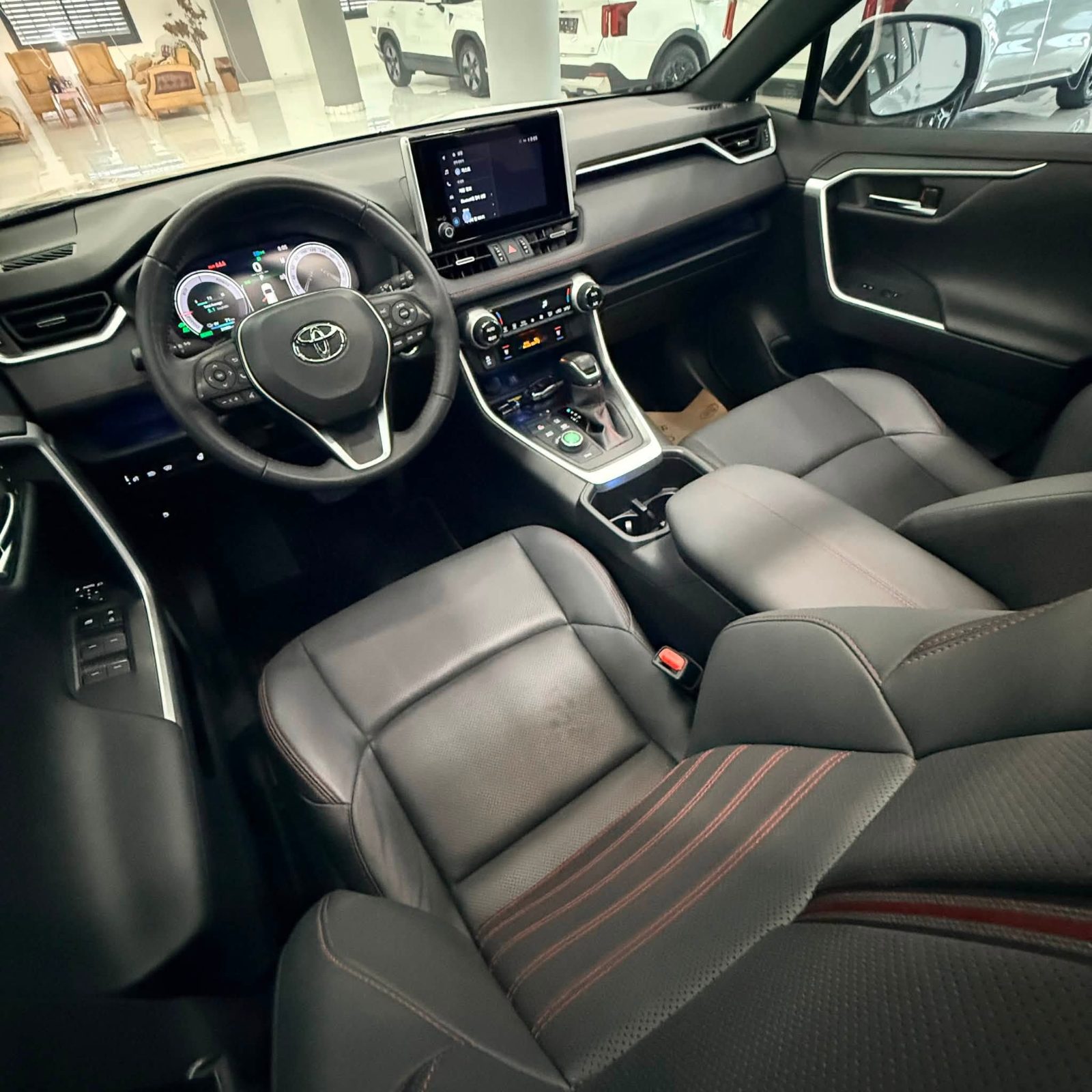 TOYOTA RAV 4 PLUG IN HYBRID STYLE - صورة 26 من 27