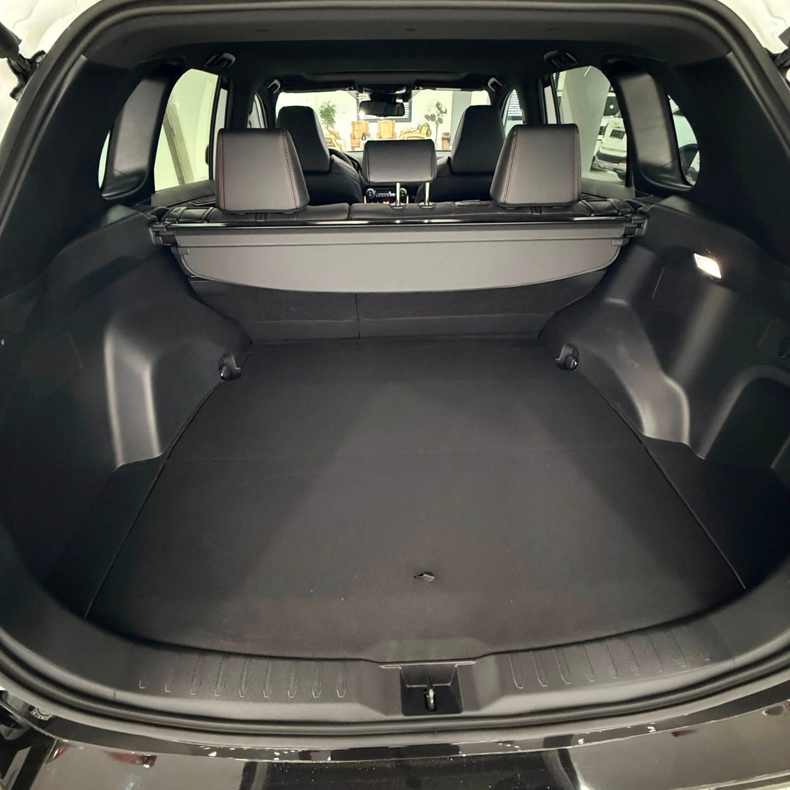 TOYOTA RAV 4 PLUG IN HYBRID STYLE - صورة 27 من 27