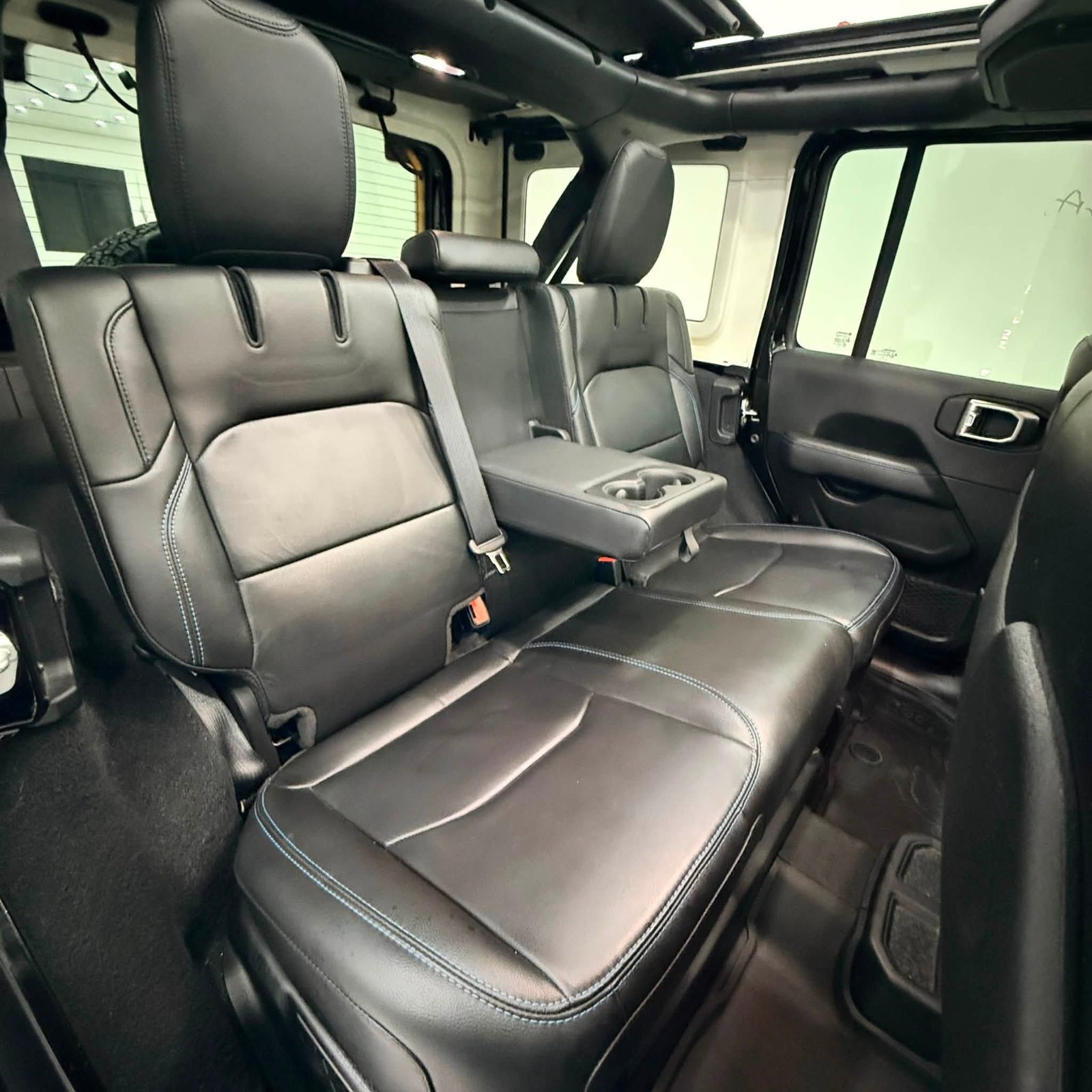 JEEP WRANGLER RUBICON HYBRID 4Xe - صورة 17 من 24